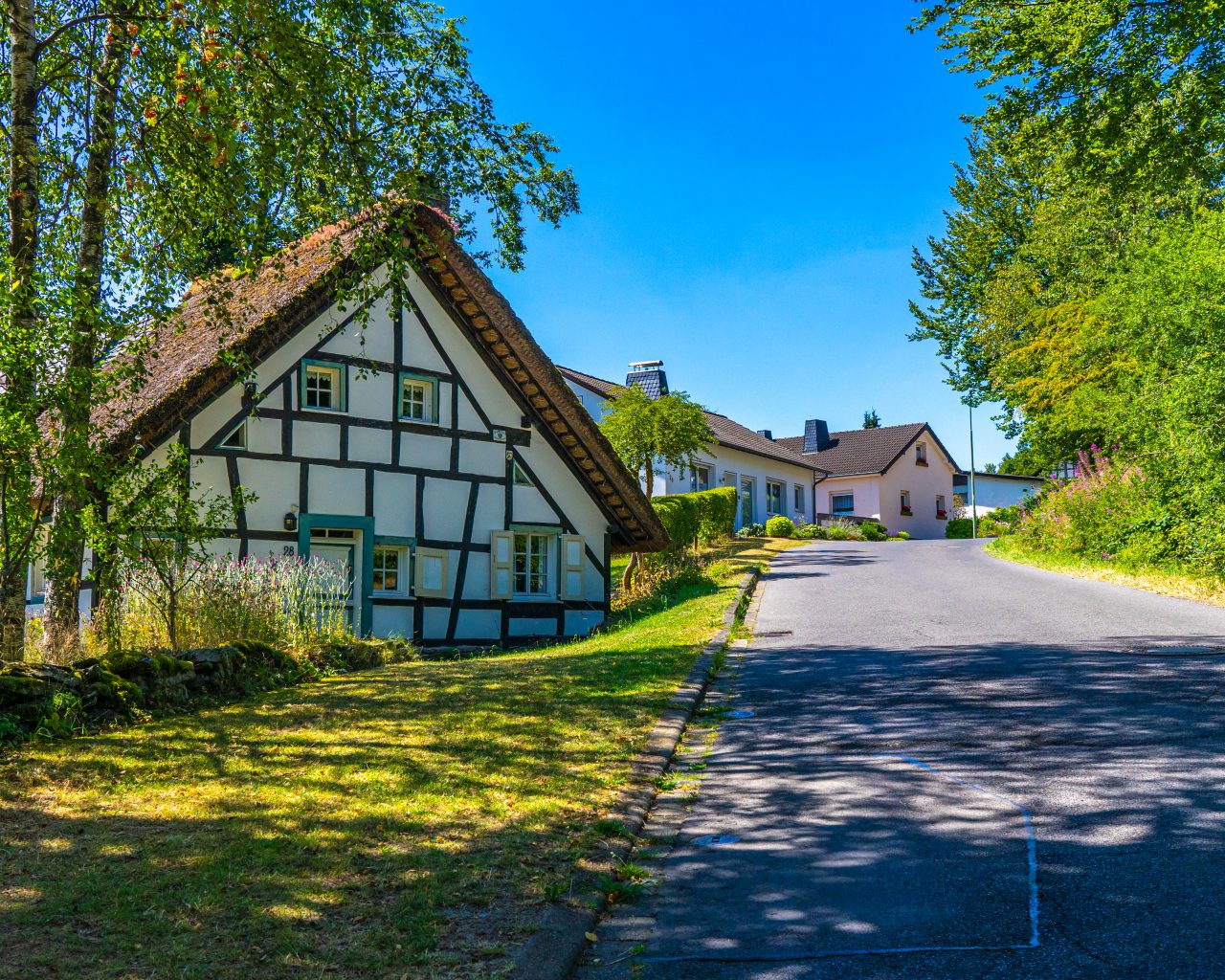 Traditionele-huisjes-in-Hofen-tijdens-wandelen-Monschau