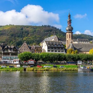 Uitzicht-op-historische-centrum-vanaf-de-Moezel-rivier-bij-Cochem