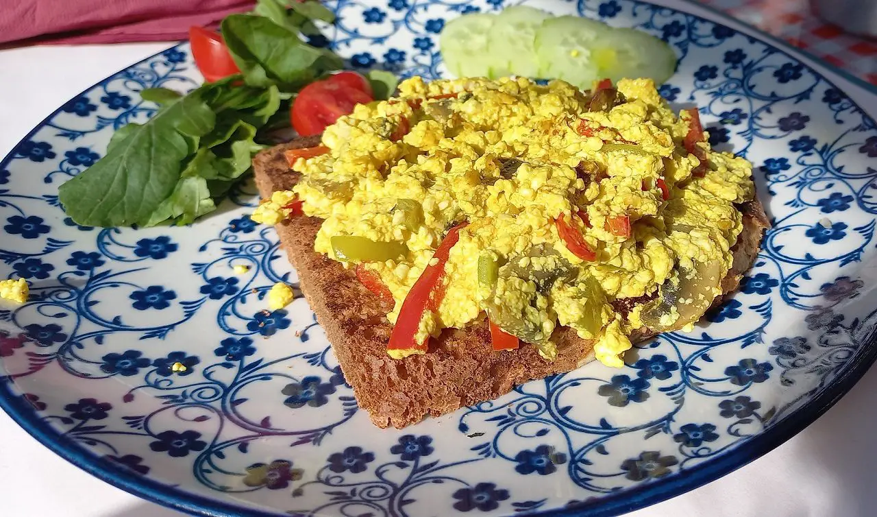 vegan scrambled egg op toast in Kotor in Montenegro